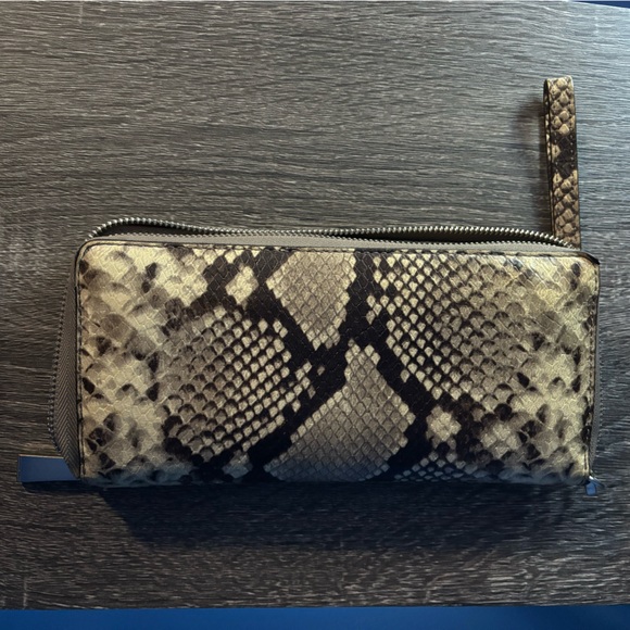 {Michael Kors} Michael Kors Jet Set Travel Embossed Leather Wristlet Wallet - Picture 1 of 7